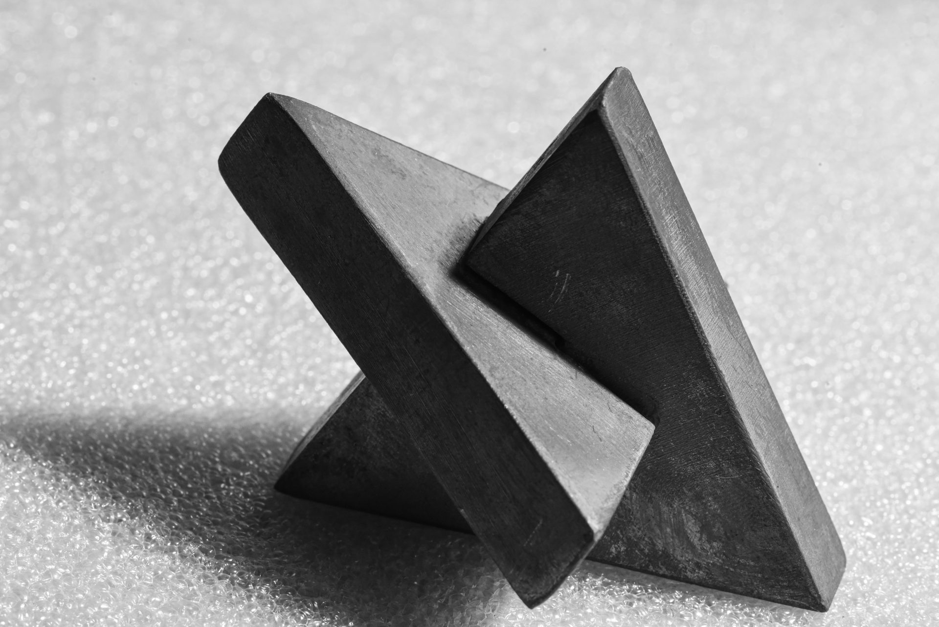 Una fotografía en blanco y negro de un objeto en el suelo.