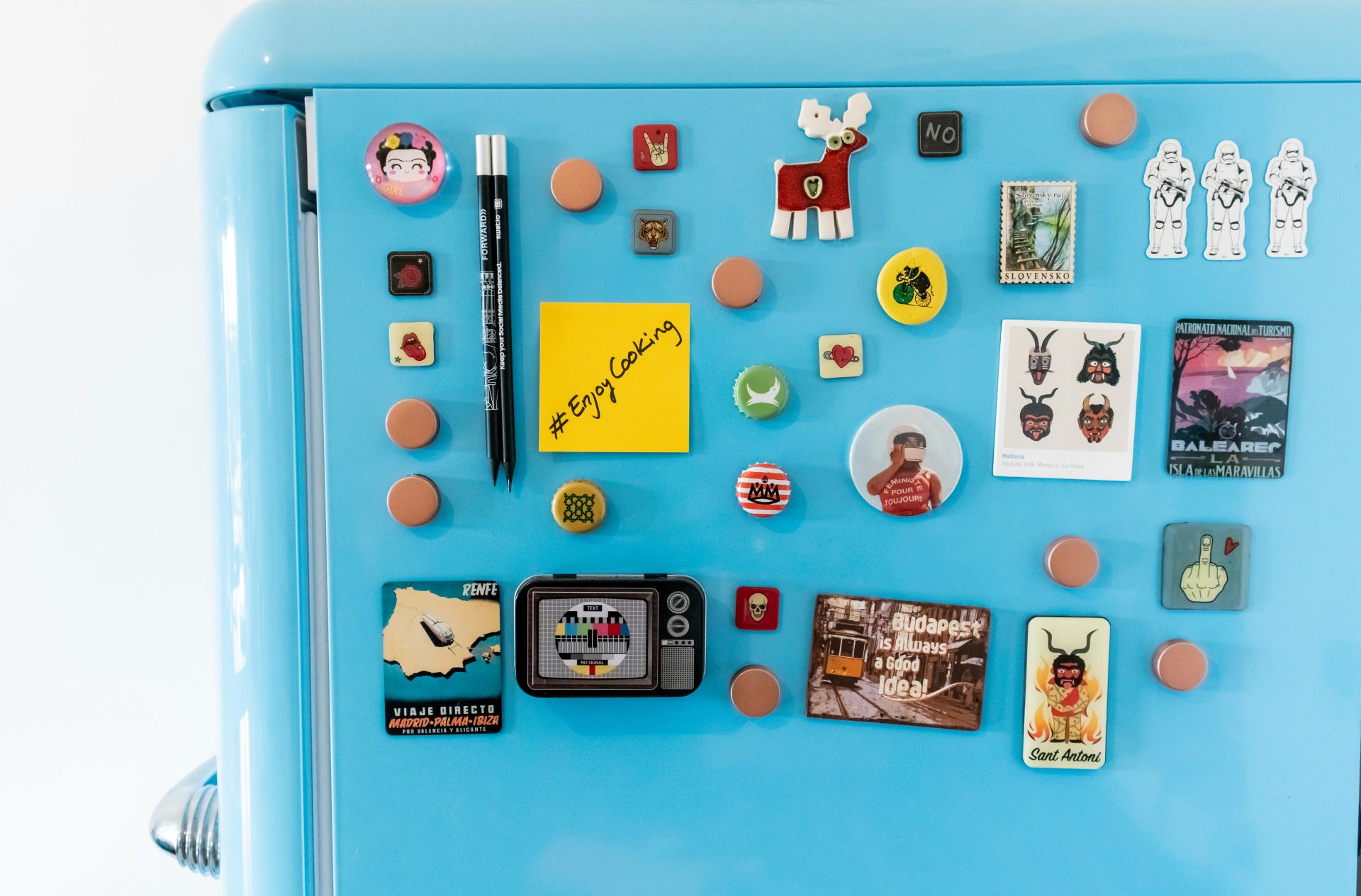un refrigerador azul con imanes y fotos